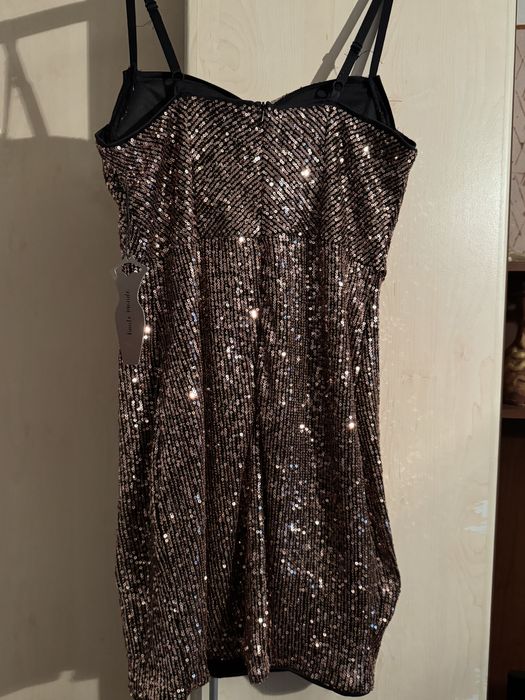 Vand rochita cu paiete aurii