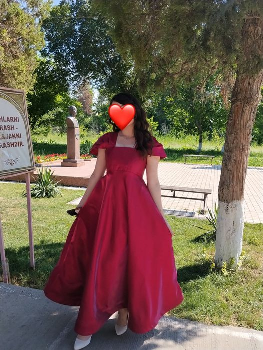 Chiroyli oqshom ko'ylaki sotiladi