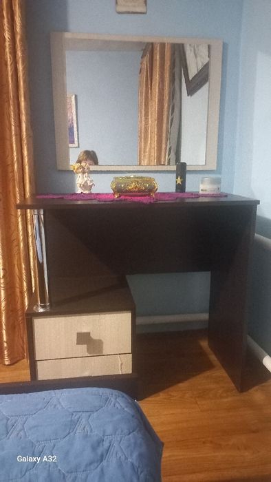 Продам туалетный столик .