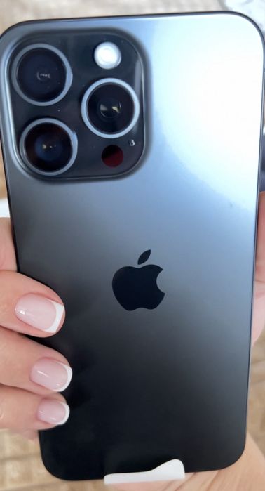 Продам 15 й айфон про мах