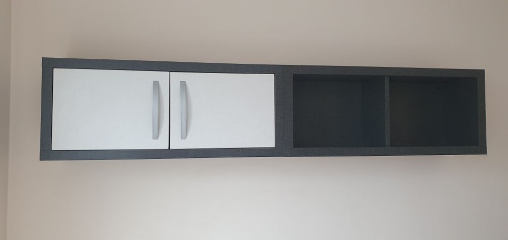 Комплект за спалня, включващ: скрин,2 нощни шкафчета и 2 етажерки за с