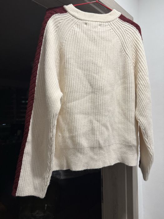 Пуловер на марката MANGO