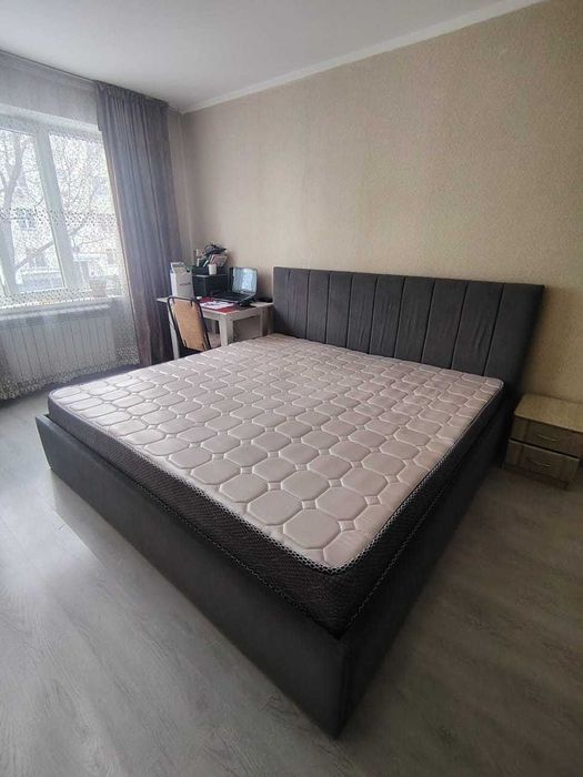 Кровать двухспальная с матрацем