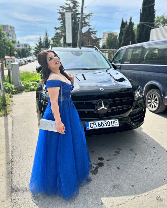 Бална рокля в кралско син цвят