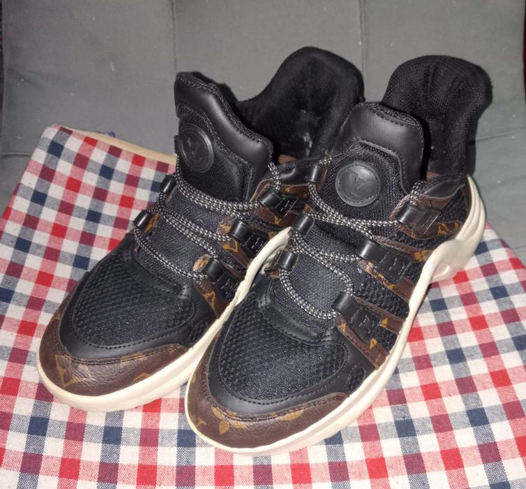 Продам женские кроссовки Luis Vuitton