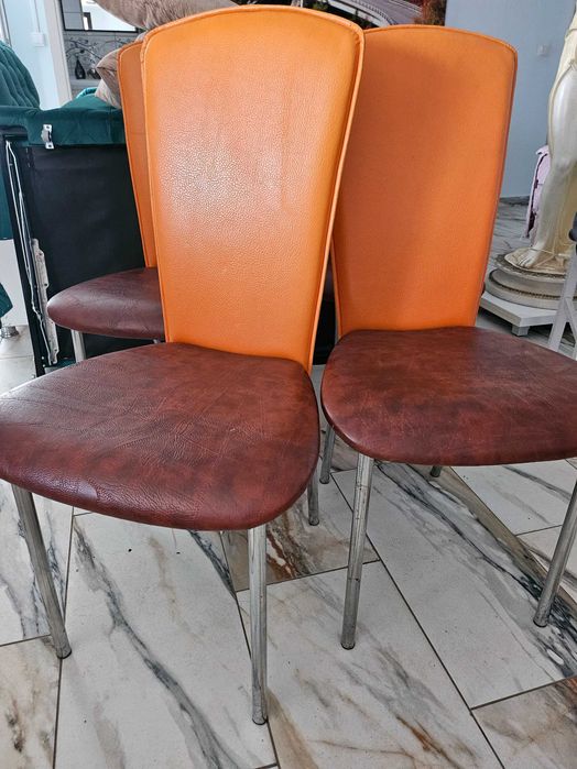 Masa de sticlă cu 4 scaune