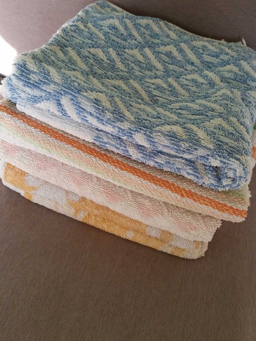 Спално бельо-долни чаршафи ,пликове,калъфки,хавлии-нови и употребявани