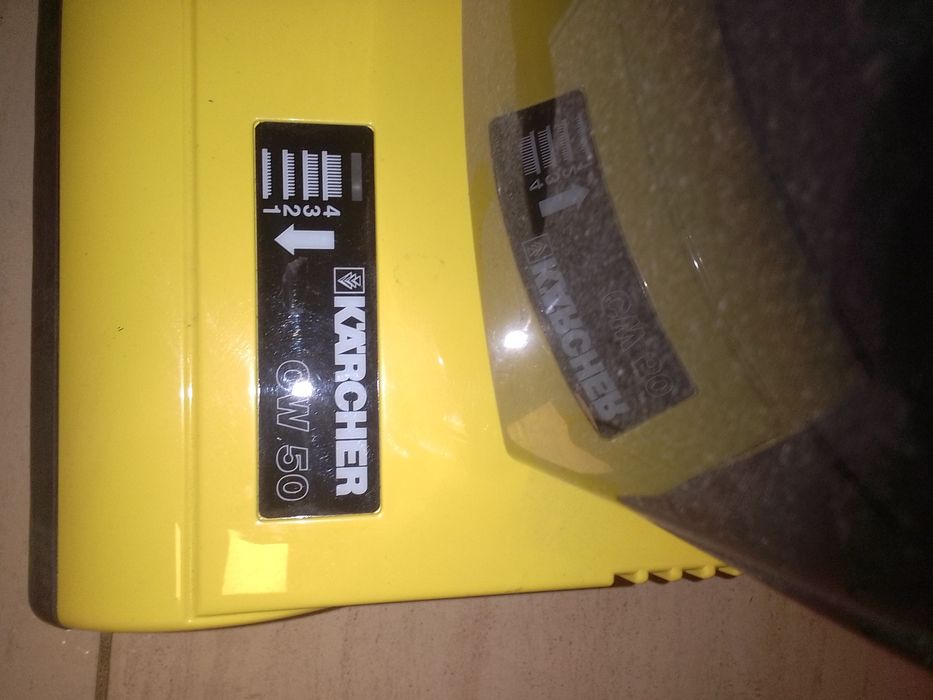 Vând aspirator Karcher,cu perie electrica, mochete