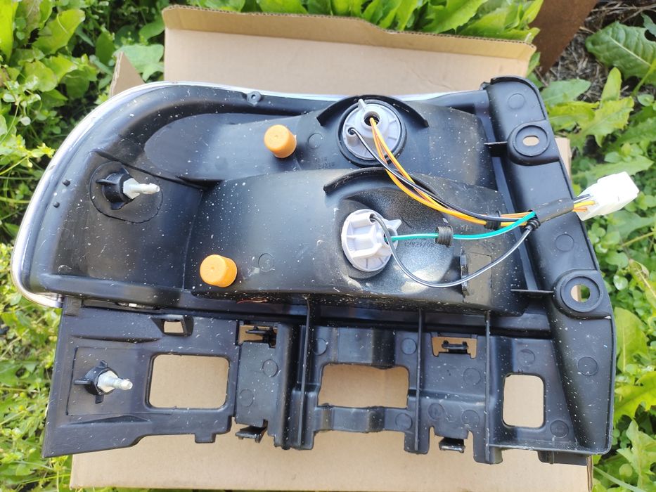 Продам задний правый фонарь Карина е седан