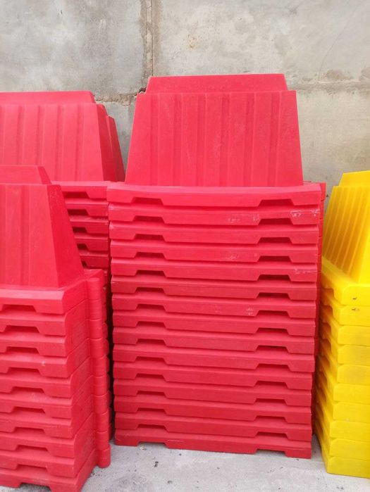 Дорожный барьер Красного белого цвета