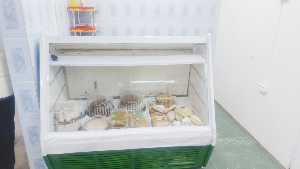 Продам витринный холодильник