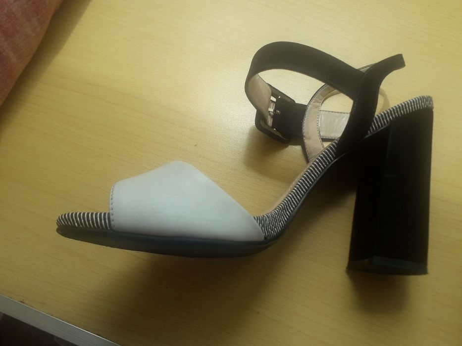 Vand sandale din piele
