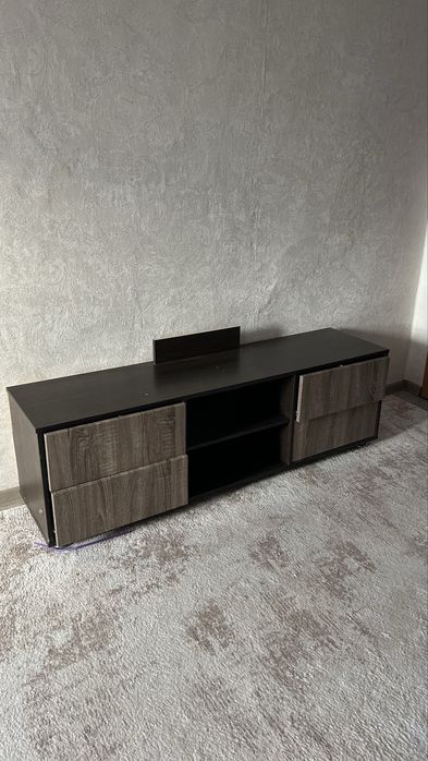 Тумба под телевизор в хорошем состоянии