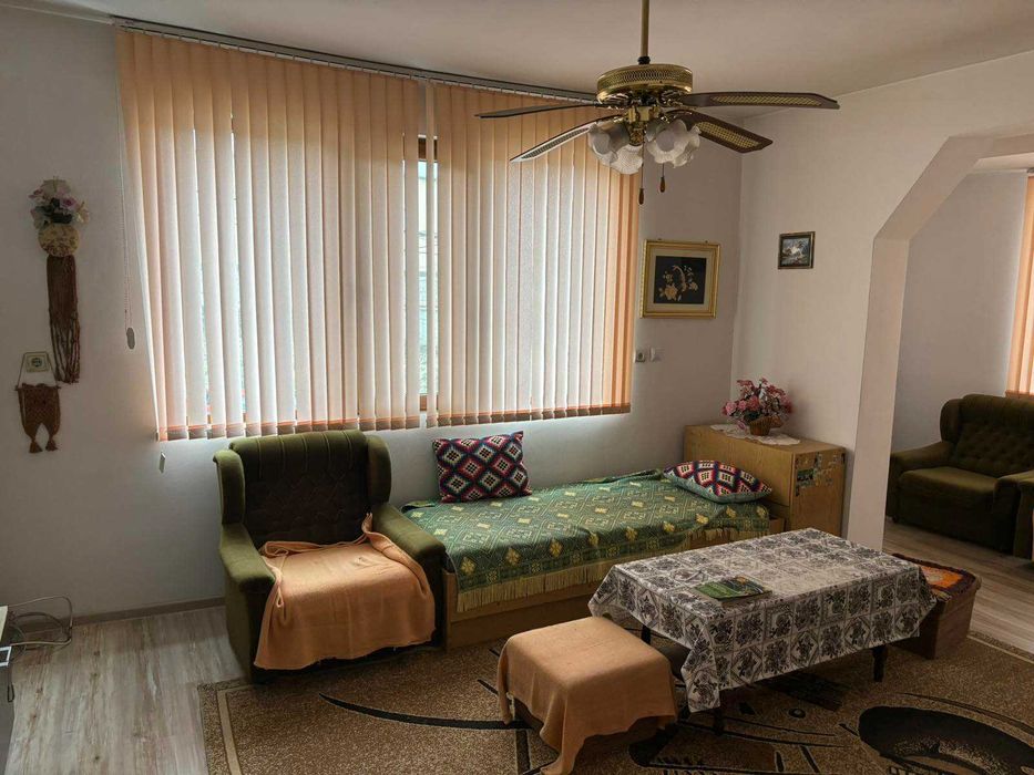 ЕТАЖ от КЪЩА с РЗП 110 кв.м, двор 320 кв.м, град Карлово