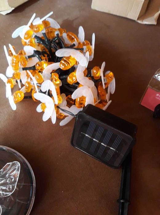 Соларни лампички пчелички