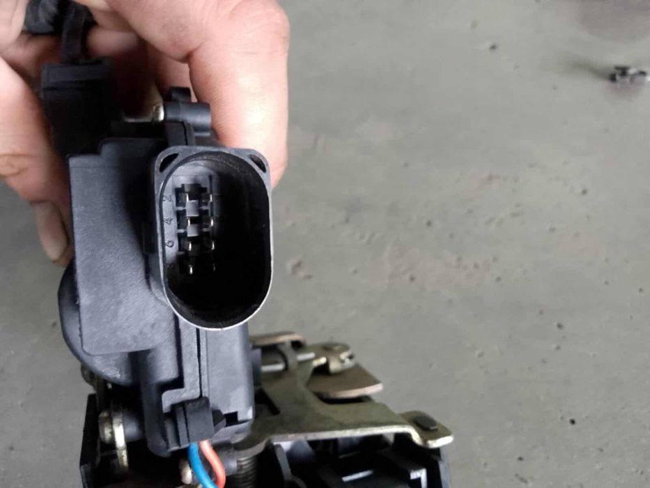 Предна лява и дясна брава Голф 4