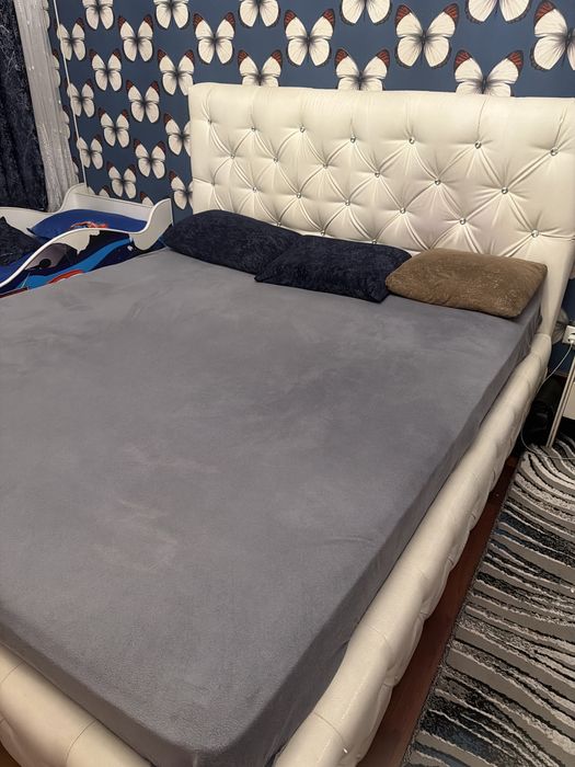 Продаю кровать с матрасом