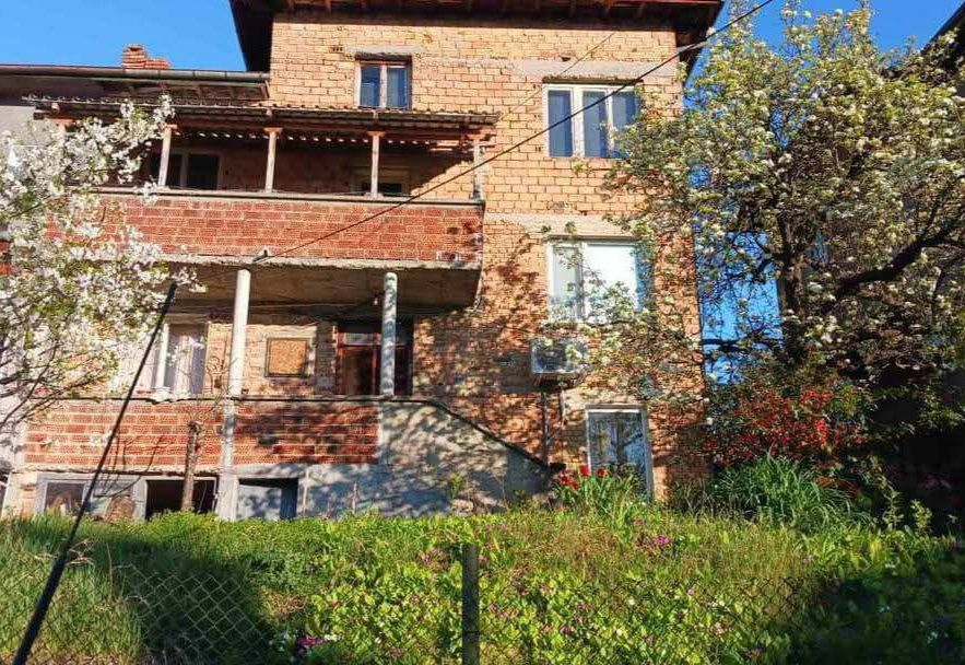 Продавам масивна триетажна къща в гр.Трявна
