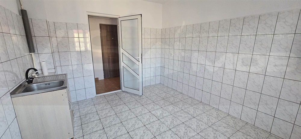 Apartament cu 2 camere, decomandat - zona de jos
