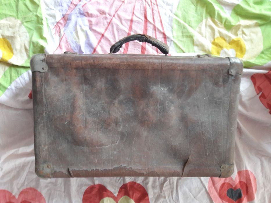 Ретро кожен куфар и мукавени