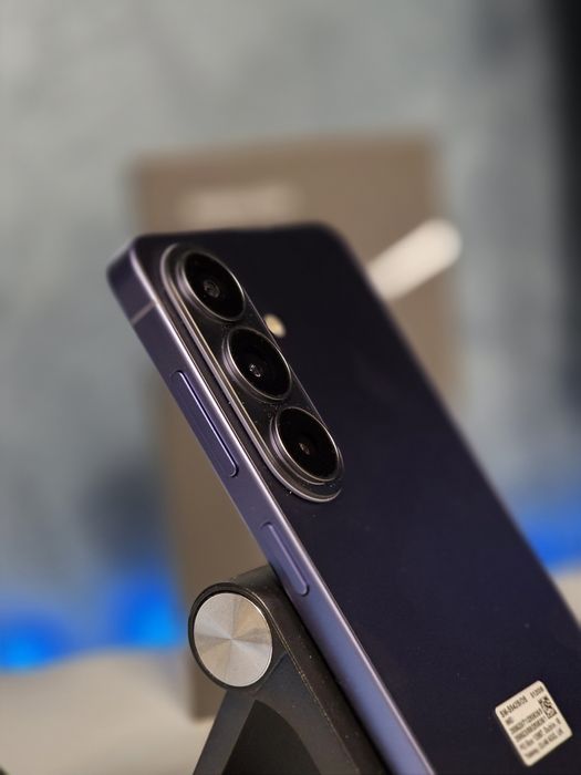 Samsung Galaxy S26 / 512GB / 12GB Ram / Culoare Cobalt Violet / 30 cicluri încărcare / Fullbox / Folie display / Husă / Liber de rețea / Preț fix !