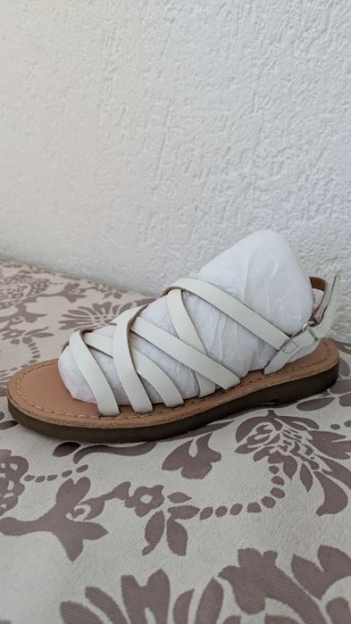 Vând sandale, albe Reserved, piele, mărimea 28