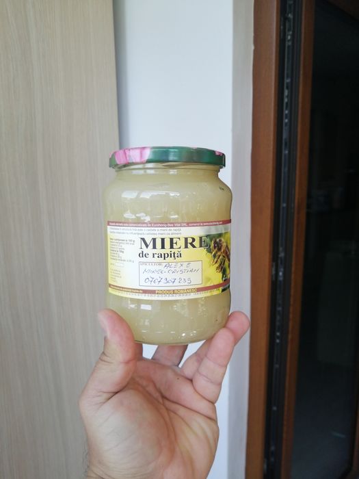 Vând miere, polen, și tinctura de propolis. Miere de salcâm angro 27 de lei kg si miere de rapiță 15 lei kg.