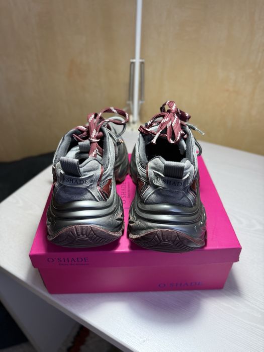 Продам стильные кроссовки.39 рр. 5000 тг.