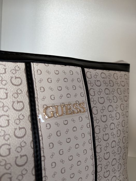 Несесер за козметика Guess