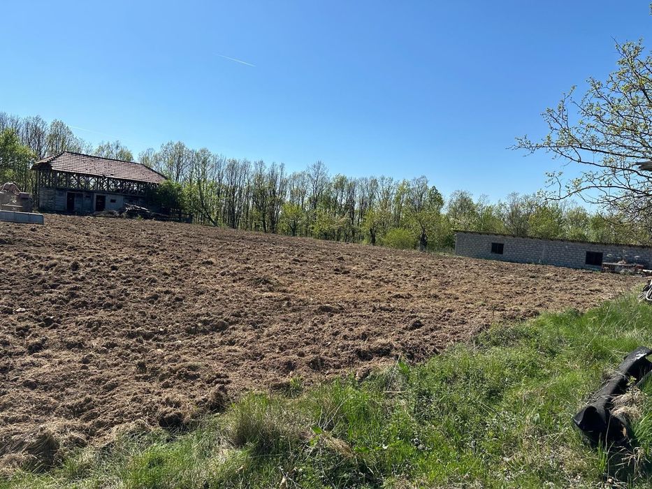 Vând teren cu potențial