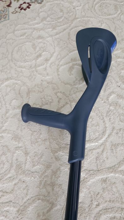 Костыль с опорой под локоть