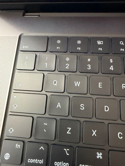 macbook pro 16" M4 pro 512GB