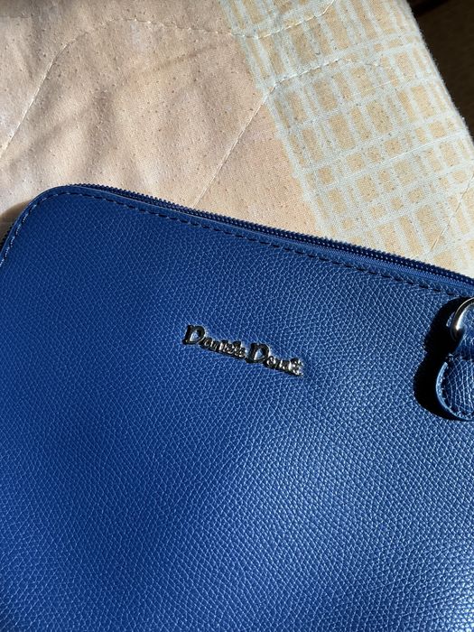 Дамска кожена чанта с презрамки.