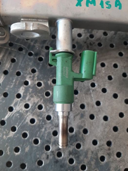injector 1.5 b xm15a toyota yaris p21  hybrid  23250-f3020
