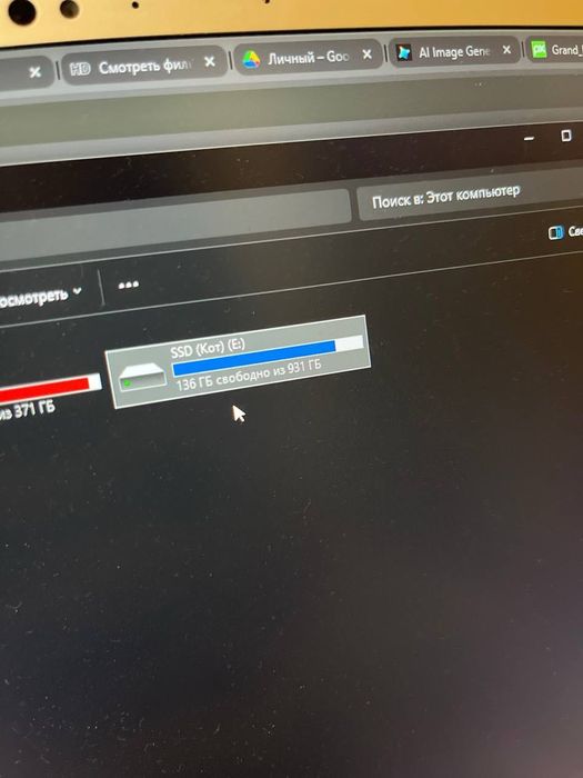 Продавам външен SSD диск SanDisk 1000гб (оригинален)