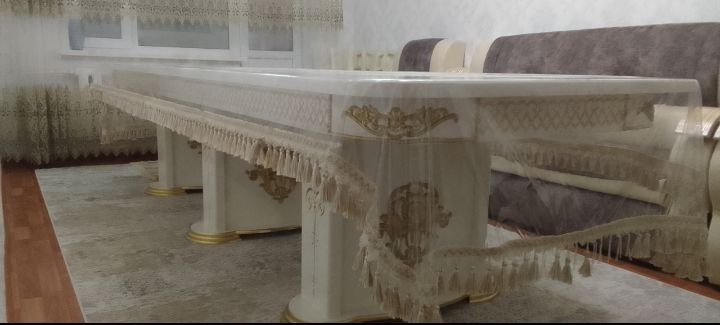 Большой гостинный стол.