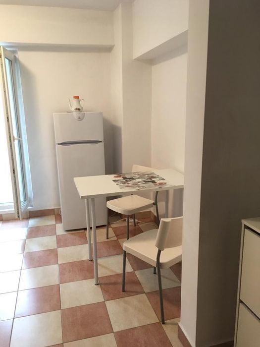 Ofer spre închiriere garsonieră, 42 mp, zona Decebal