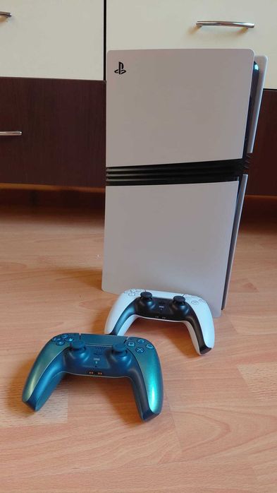 PS5 Pro + 2 manete – stare impecabilă