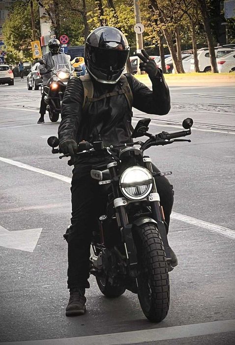 Motocicleta Husqvarna Svartpilen 401 2021 11500km