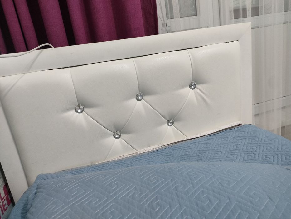 Продам кровать с полкой