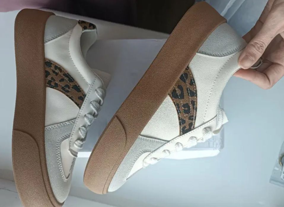 Продам женские кроссовки