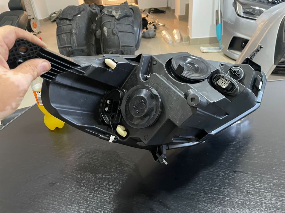 Far stânga Ford fiesta Mk8. Cu lupa. Nou. Cod: H1BB13101CJ