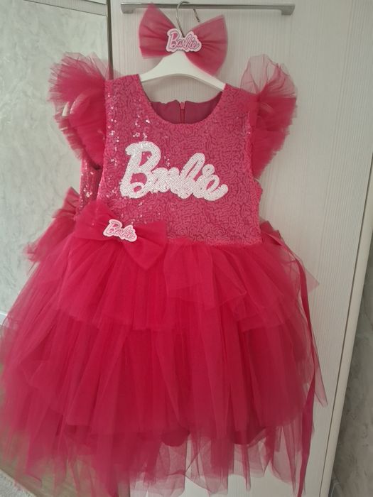 Новое платье прошлом году одели 1 раз в школу.