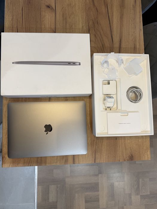 MacBook Air 13” 2020 M1 Chip 8GB RAM 256GB SSD