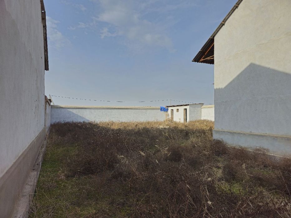 Уй сотилади. 19-кварталда жойлашган, 6 соток-5 хонадан, 2та бир хил уй