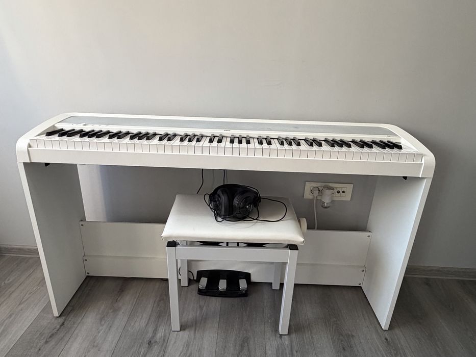 Vand pian electronic Korg folosit foarte putin, in stare buna!