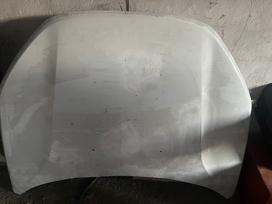 Капот на Лада Весту