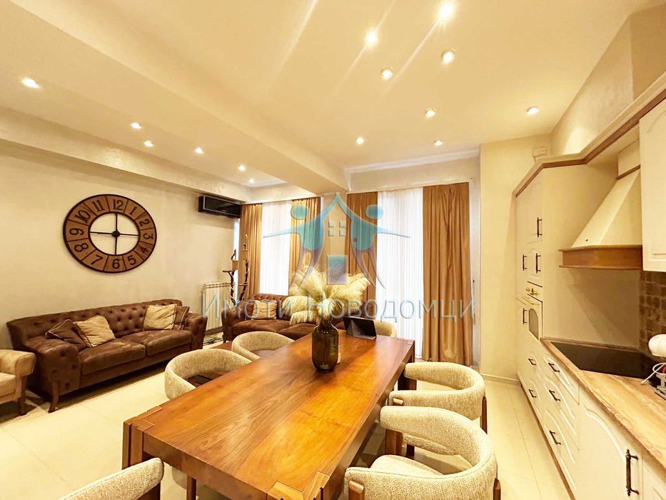 Продава се Тристаен апартамент в Шумен, Пазара - 110 кв.м за 2273 €/кв.м - Снимка #1