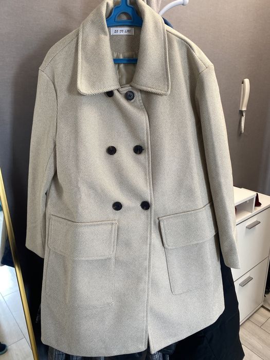 Продам новое бежевое пальто на весну