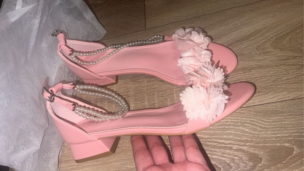 Sandale noi, nepurtate